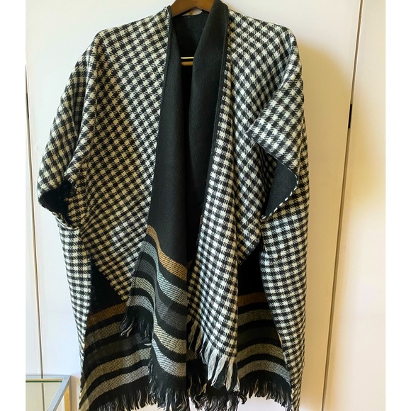 Denver Hayes Jackets & Blazers - 🐘NWOT Denver Hayes Cape/Shawl with 2 Patterns🐘 Can be Worn on 2 Sides 🐘